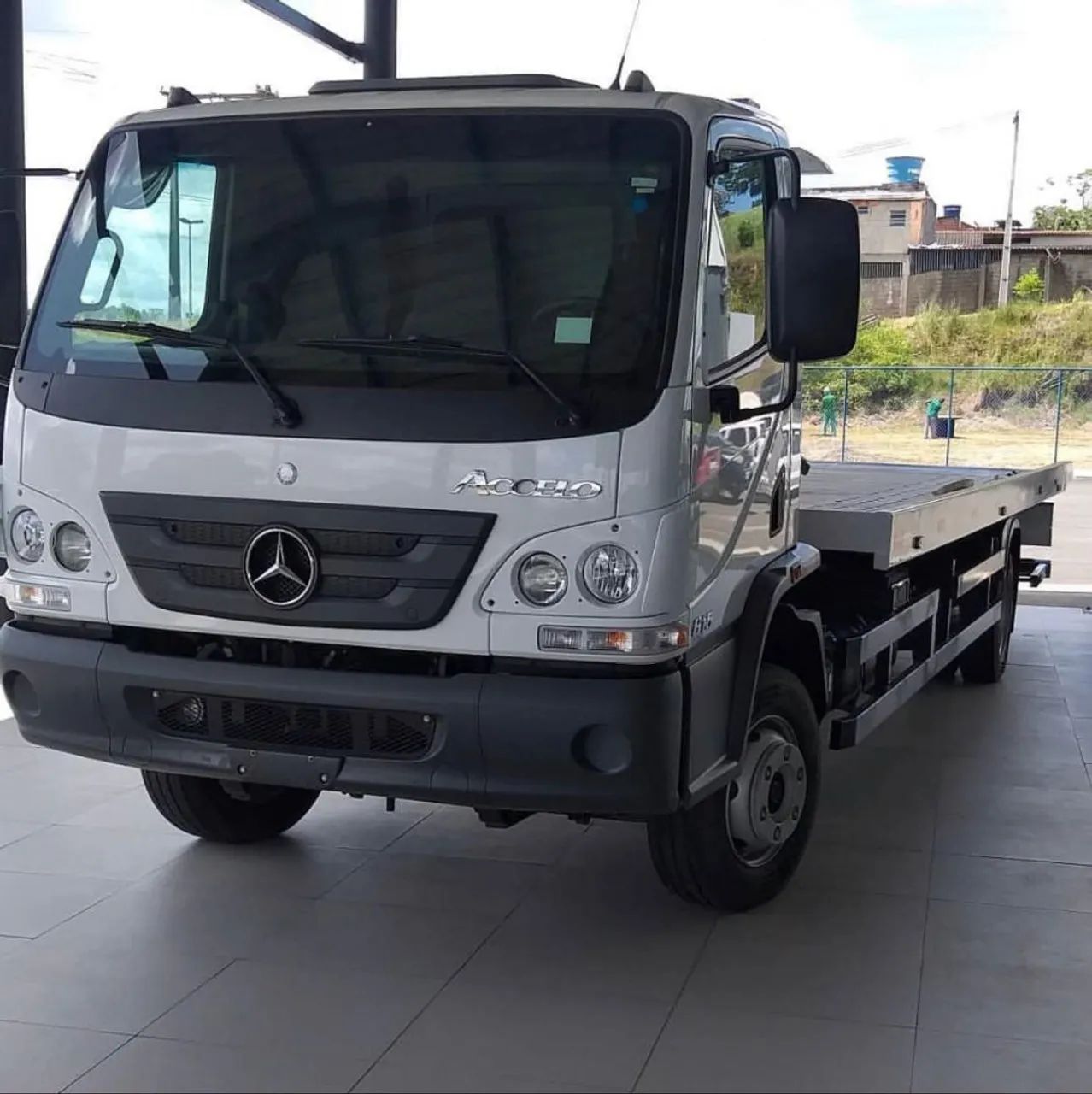 Accelo 815 guincho plataforma ano 2015