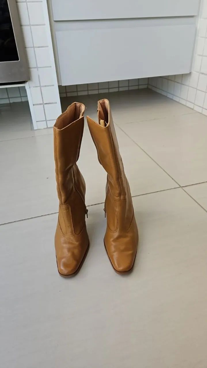 Bota de Couro Bege Clássica tamanho 35 - Elegância em Cada Passo - Foto 2