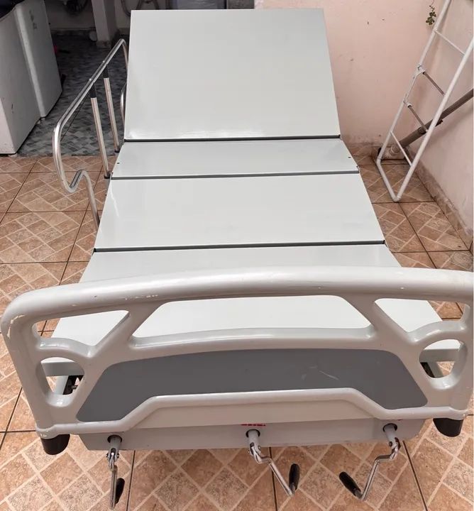 Cama Hospitalar 3 movimentos Articulada - Usada - Foto 2