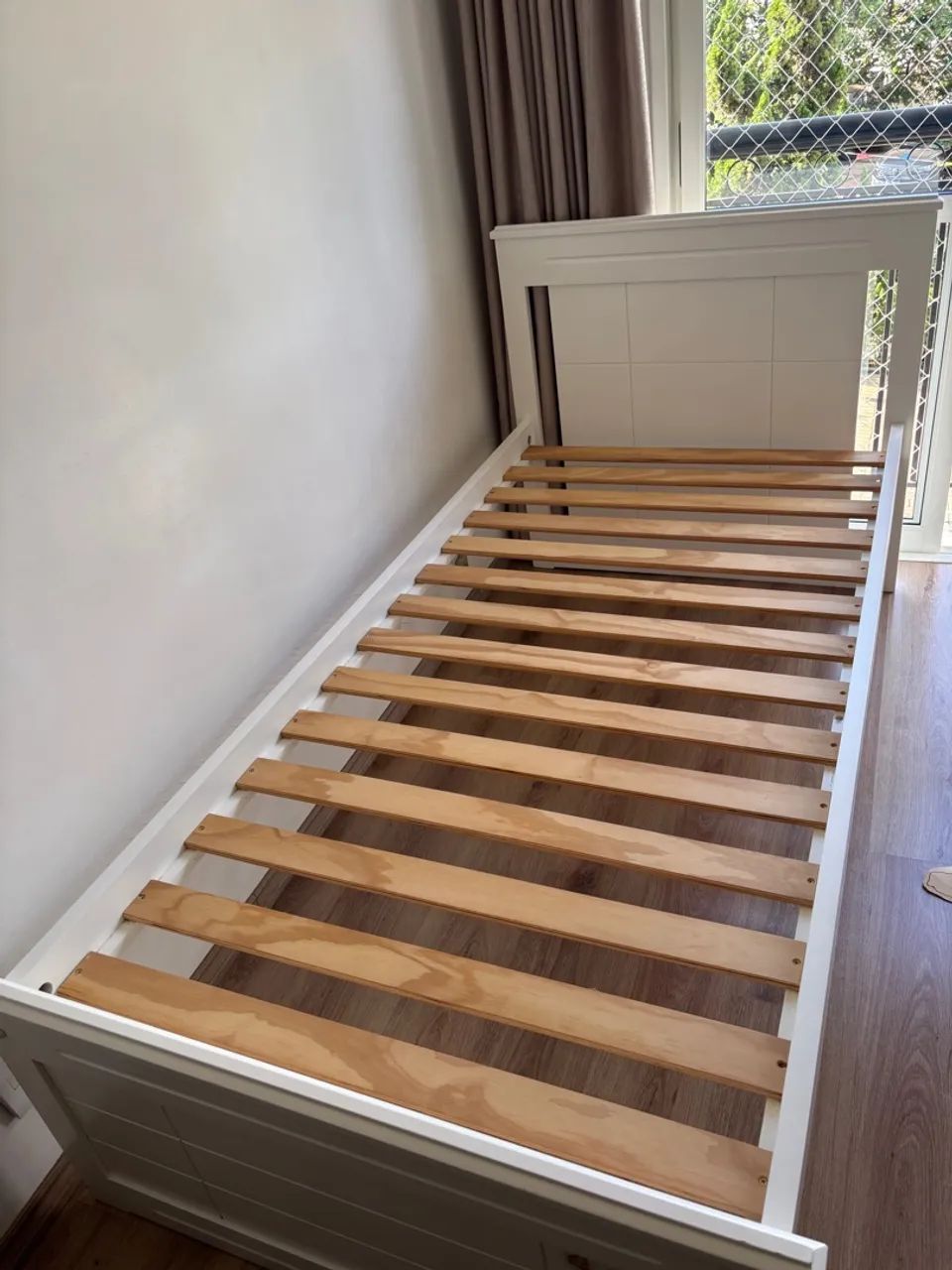 Cama de solteiro branca 