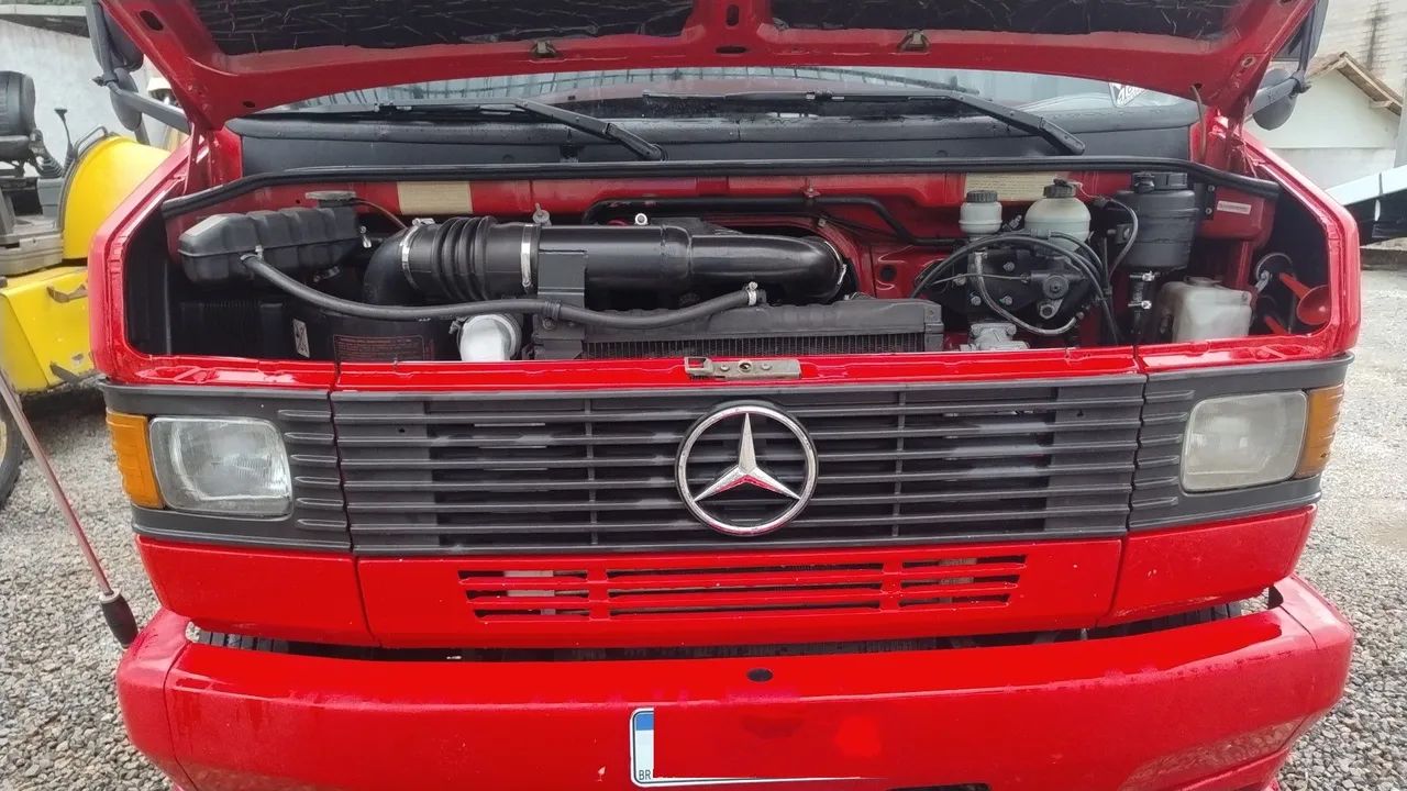 Caminhão Mercedes-Benz 710 Baú 5,50 comp., 2,65 altura, 2,28 largura - Foto 3