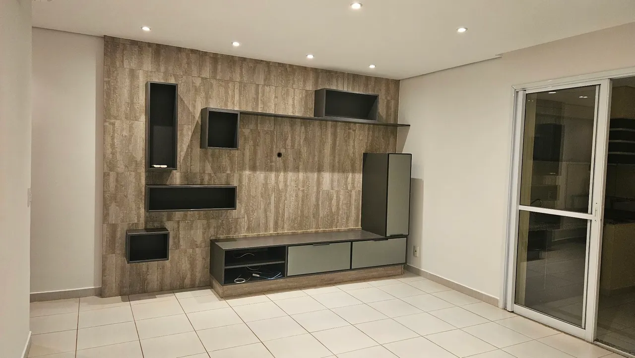 Painel e Rack com nichos e armários para sala