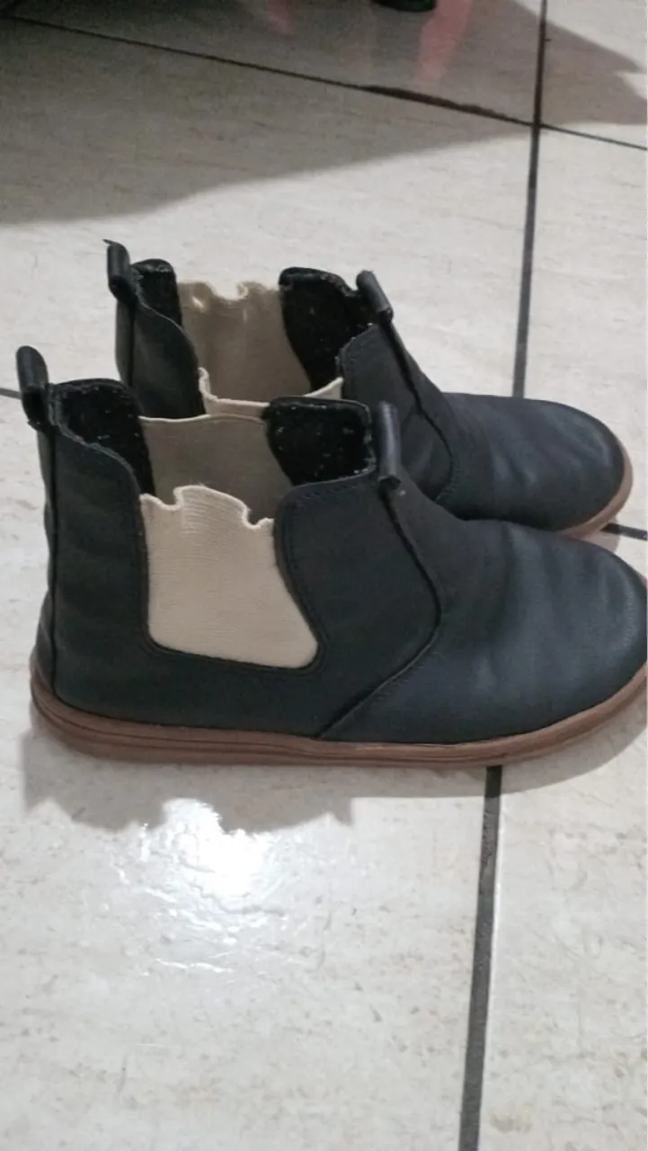 Botas infantis pretas com detalhes