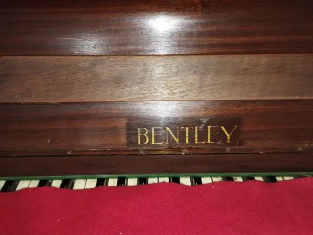 Bentley Acoustic Upright Piano – Used in Good Condition – Walnut Root64728253042049122