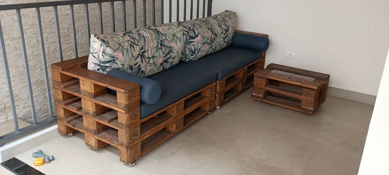 Sofá de Pallet com Almofadas + Lareira Álcool 