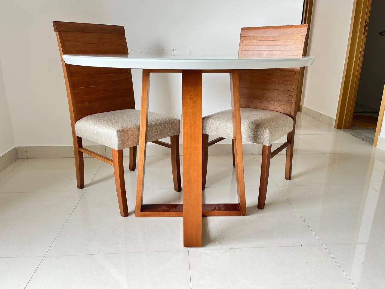 Mesa na madeira com cadeiras de madeira  - Foto 2