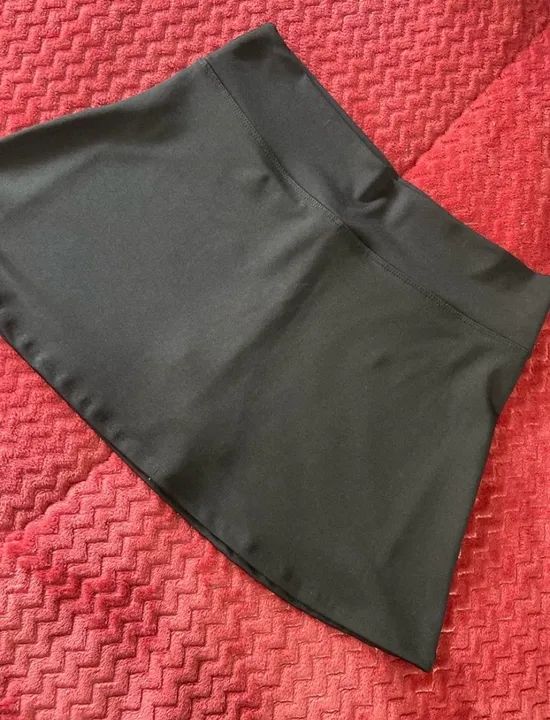 Shorts Saia Preta Básica
