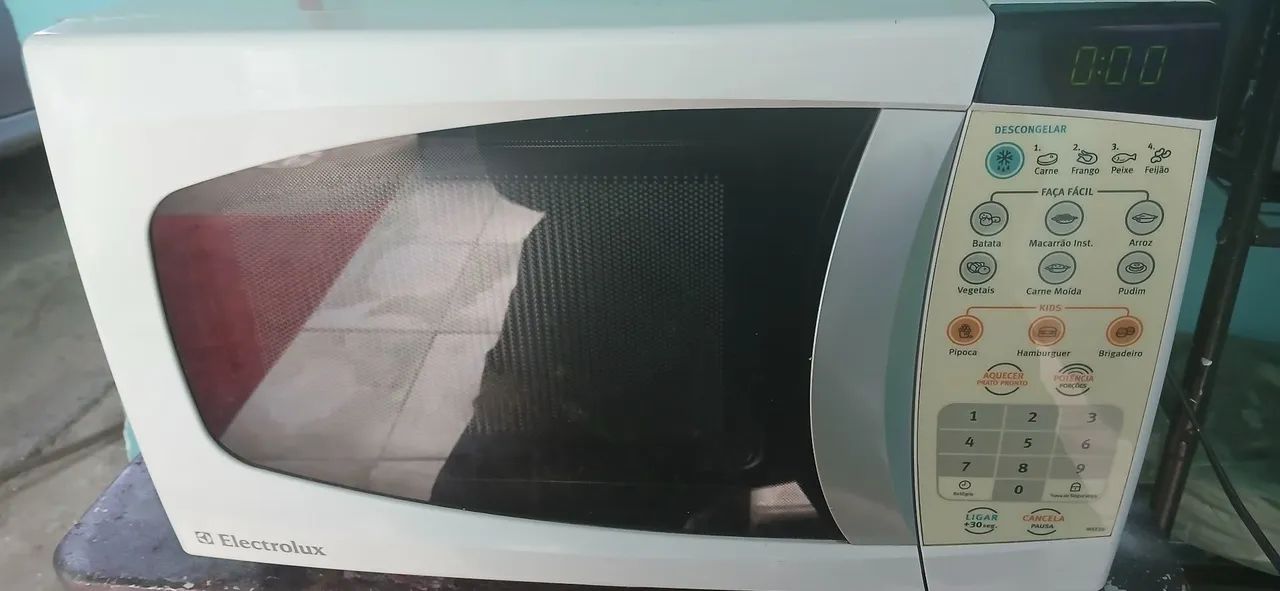 Microondas Electrolux 20L funcionando tudo - Foto 4