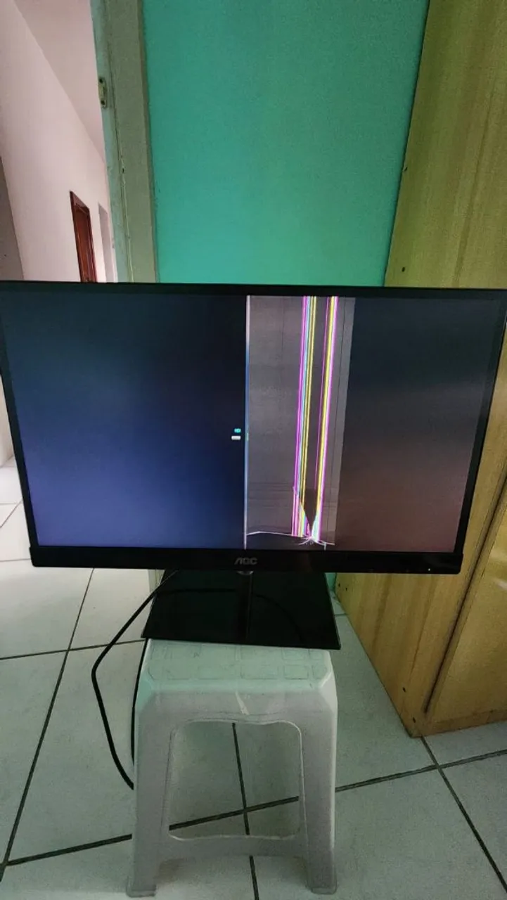 Monitor AOC com tela danificada