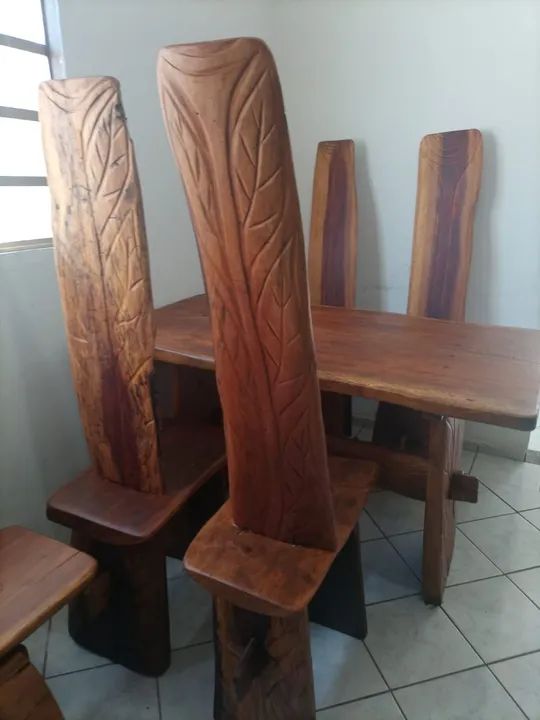 Mesa de madeira trabalhada 