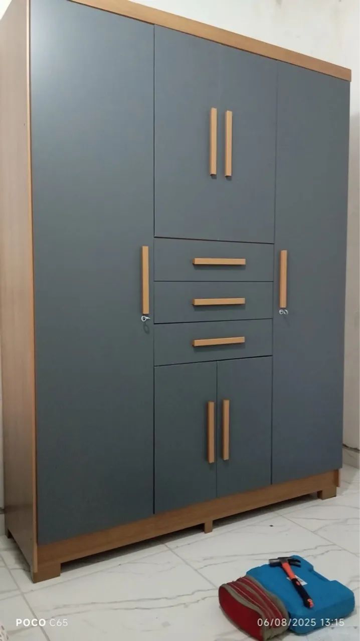 Guarda-Roupa Moderno Cinza e Madeira