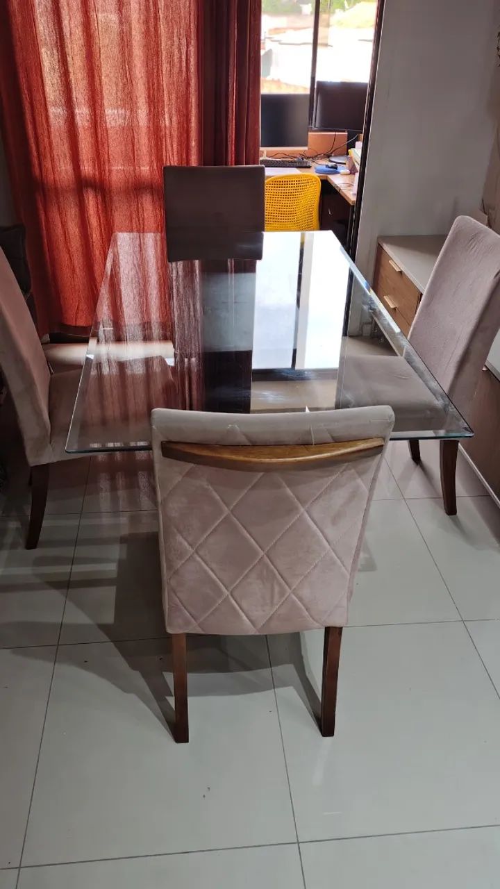 Mesa de jantar de vidro retangular com 4 cadeiras lindas