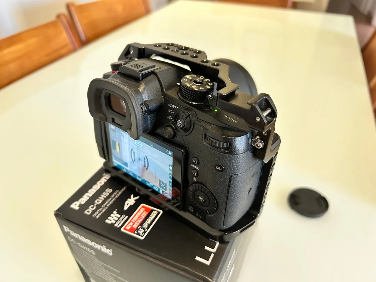 Câmera Lumix GH5S Semi Nova com Cage (só o corpo) SmallRig e Duas Baterias Originais