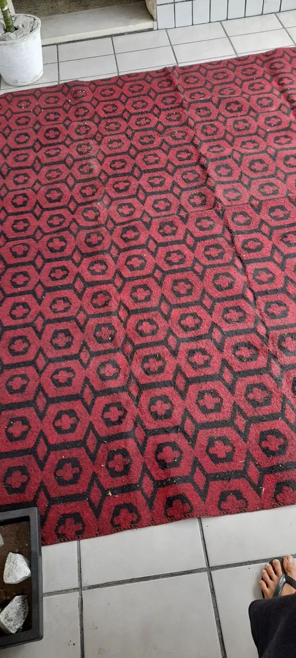 Tapete Vermelho com Design Geométrico - Foto 2
