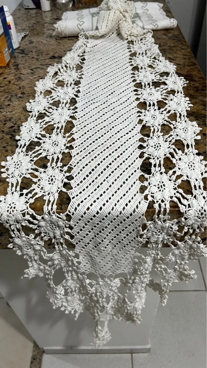 Caminho de mesa de crochê artesanal