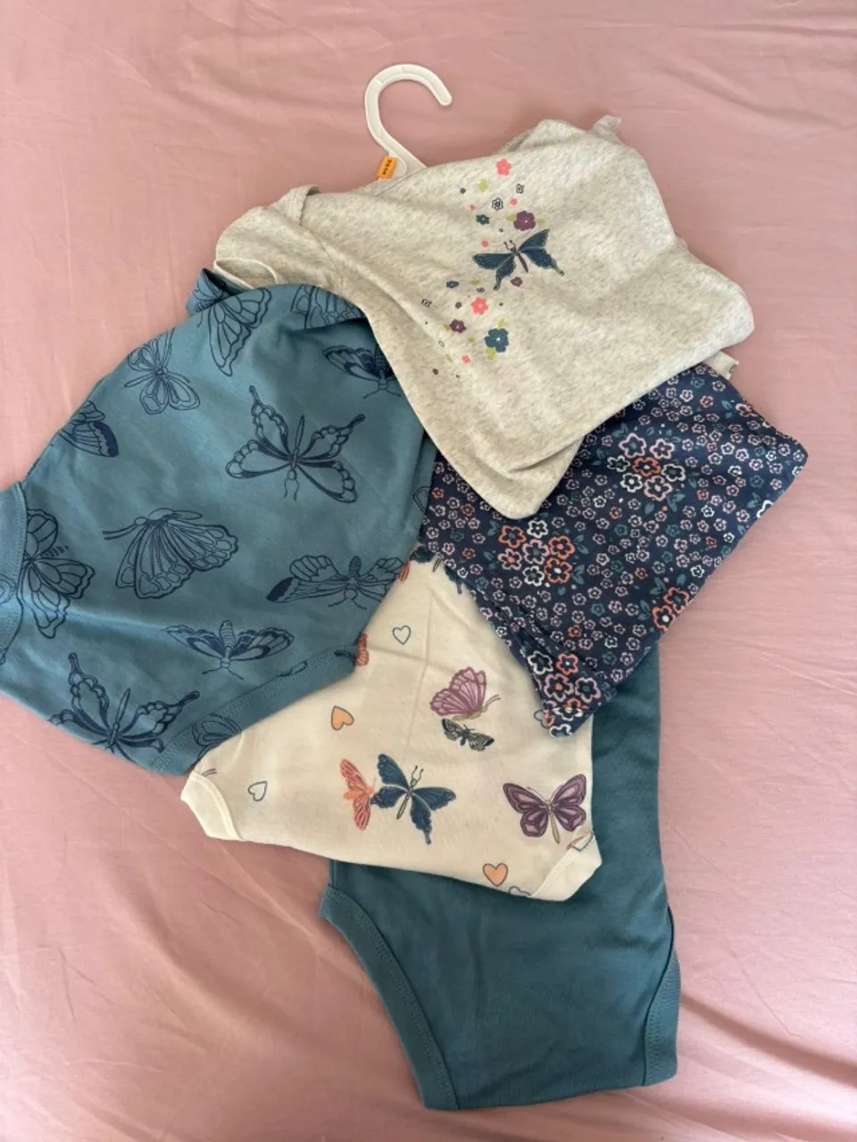 Kit 5 body Carters, estampa borboleta - 12 meses novo e na etiqueta