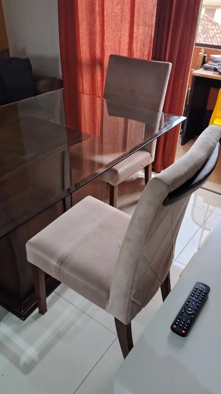 Mesa de jantar de vidro retangular com 4 cadeiras lindas - Foto 2