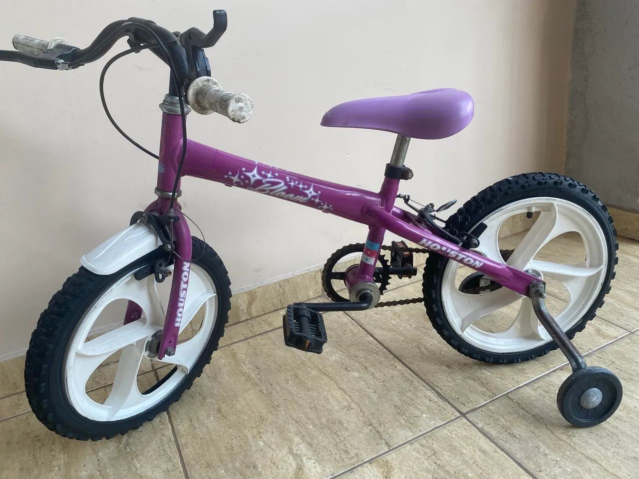 Vendo bicicleta infantil, Obss falta arrumar ô guidom e encher os pneus  - Foto 3