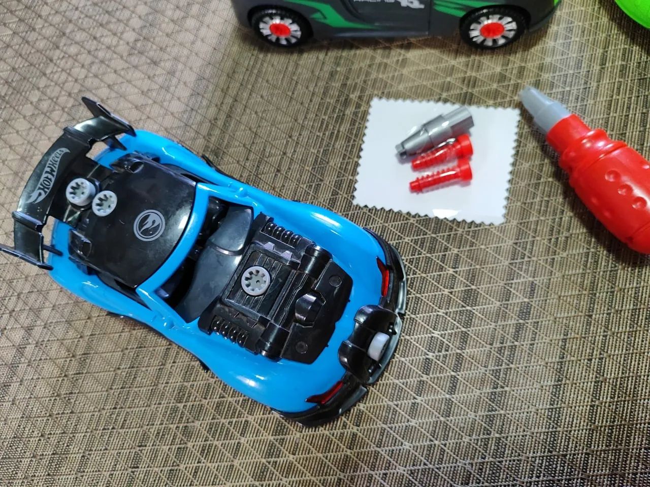 2 Carrinho de Brinquedo com Parafusos - Foto 2
