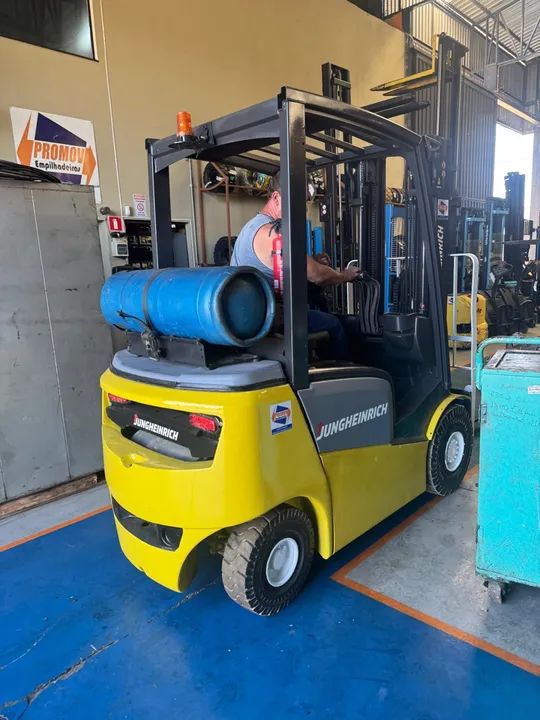 Empilhadeira Jungheinrich 2017 triplex 6 mil horas - Foto 2