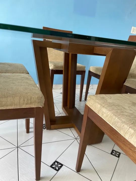 Mesa de madeira maciça com tampo de vidro e 6 cadeiras de madeira maciça - Foto 4