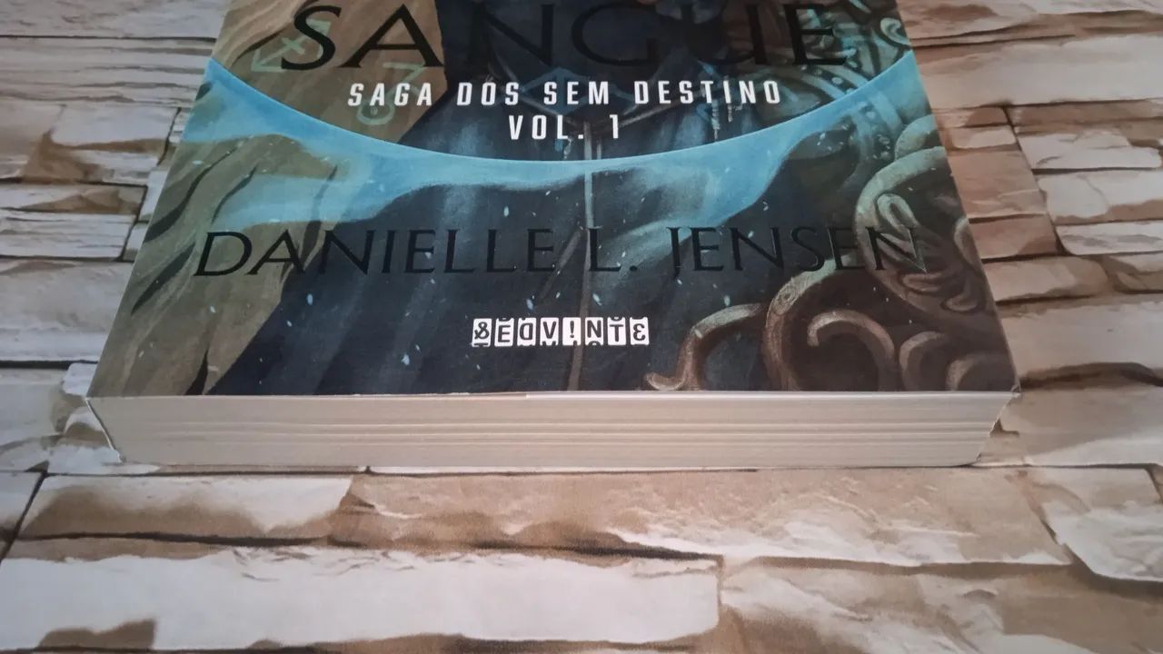 Um Destino tatuado em sangue( Saga dos sem destino Vol.1), de Danielle L. Jensen. - Foto 2