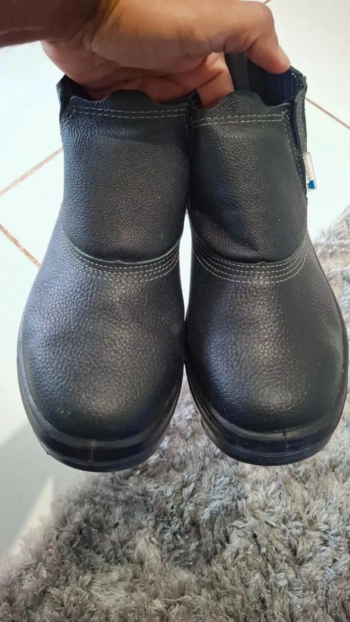 Vendo bota couro marca Marluvas, usei um período da tarde, número 42.