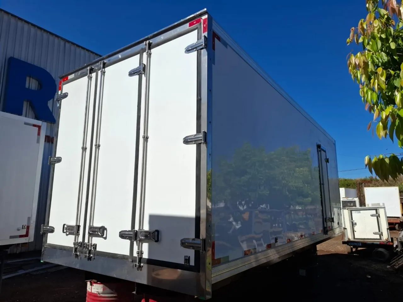 Frigorífico para caminhão toco baú 1 porta lateral 