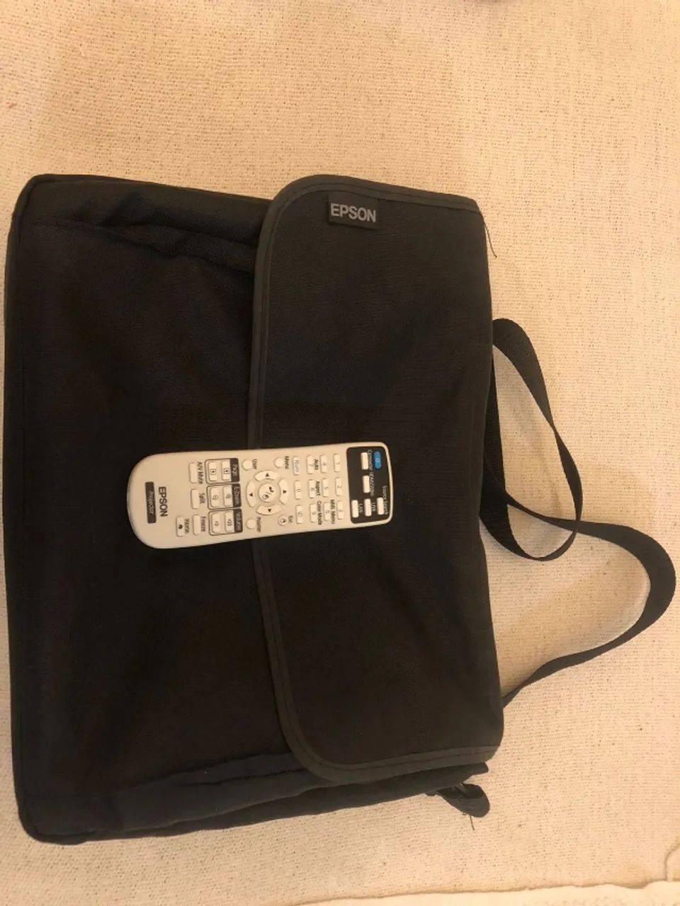 Epson H842A Projector - Almost New!64522267498883122