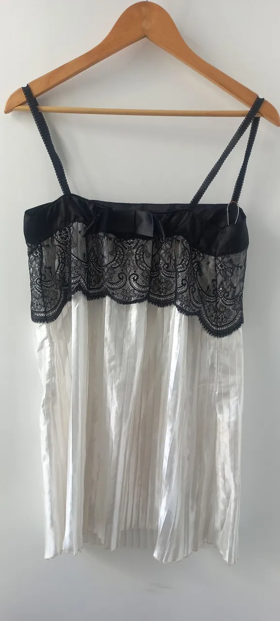 Camisola de Cetim com Detalhe em Renda