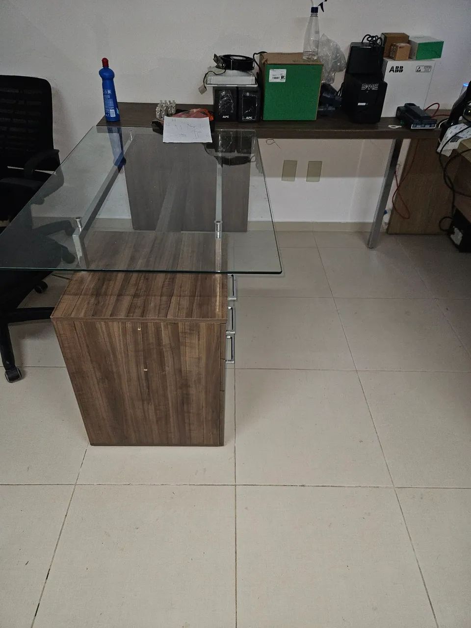 Mesa de Escritório com Tampo de Vidro