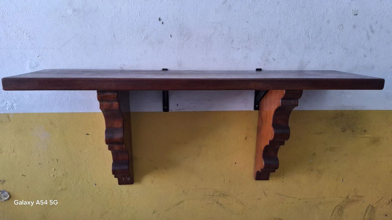 Aparador em madeira  e bancada de granito
