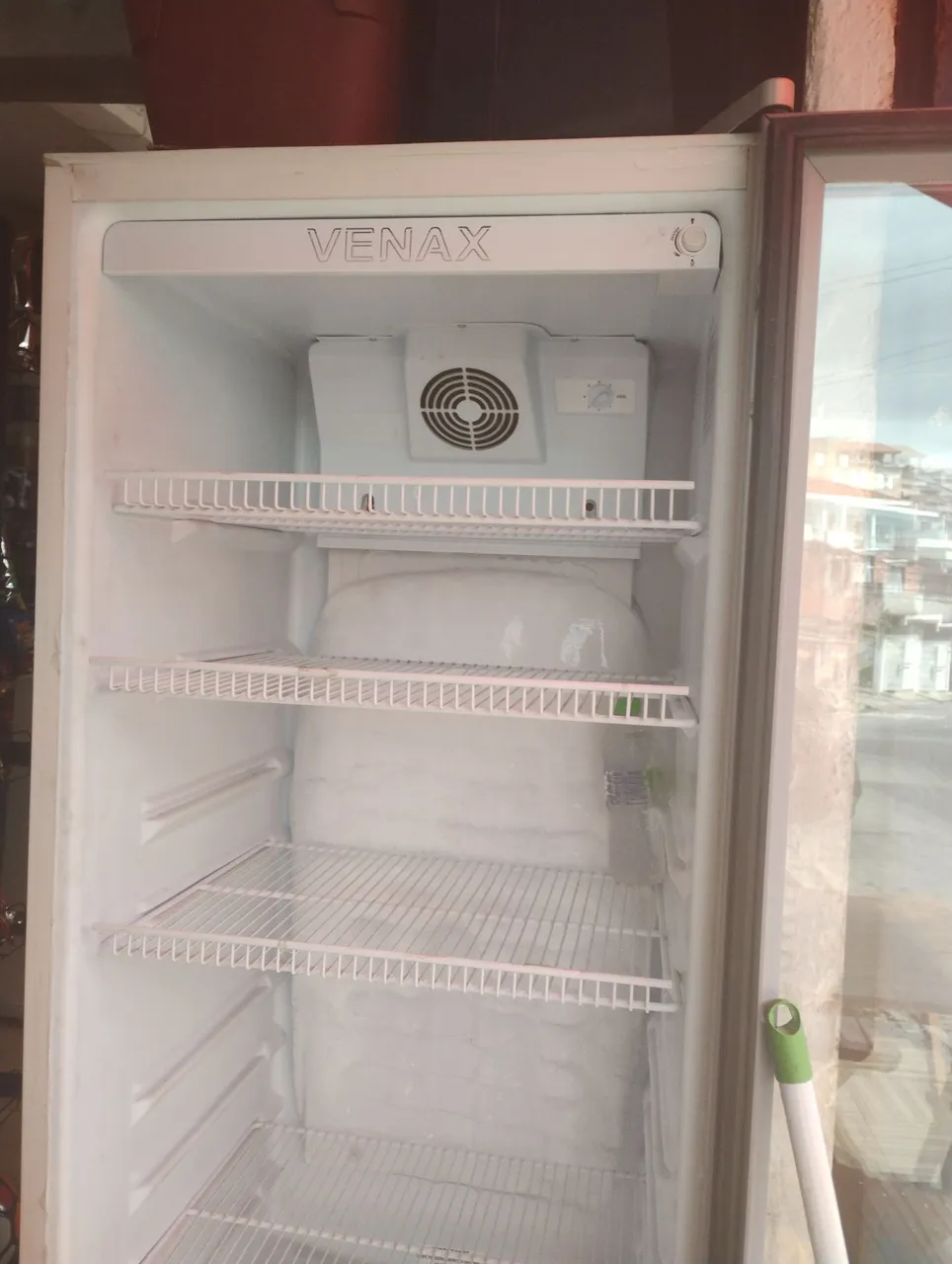 Vendo uma geladeira expositor semi novo