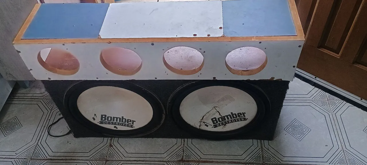 Caixa dutada Bomber Destroyer 15pol 1200rms cada bubina dupla 2+2ohms