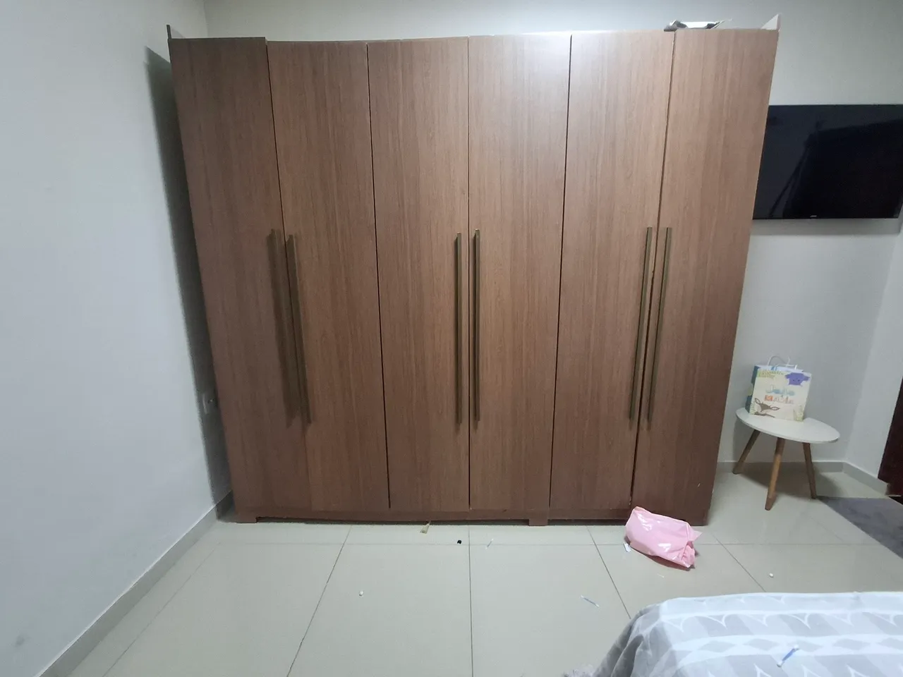 Guarda-Roupa de Casal Amadeirado - Design Moderno