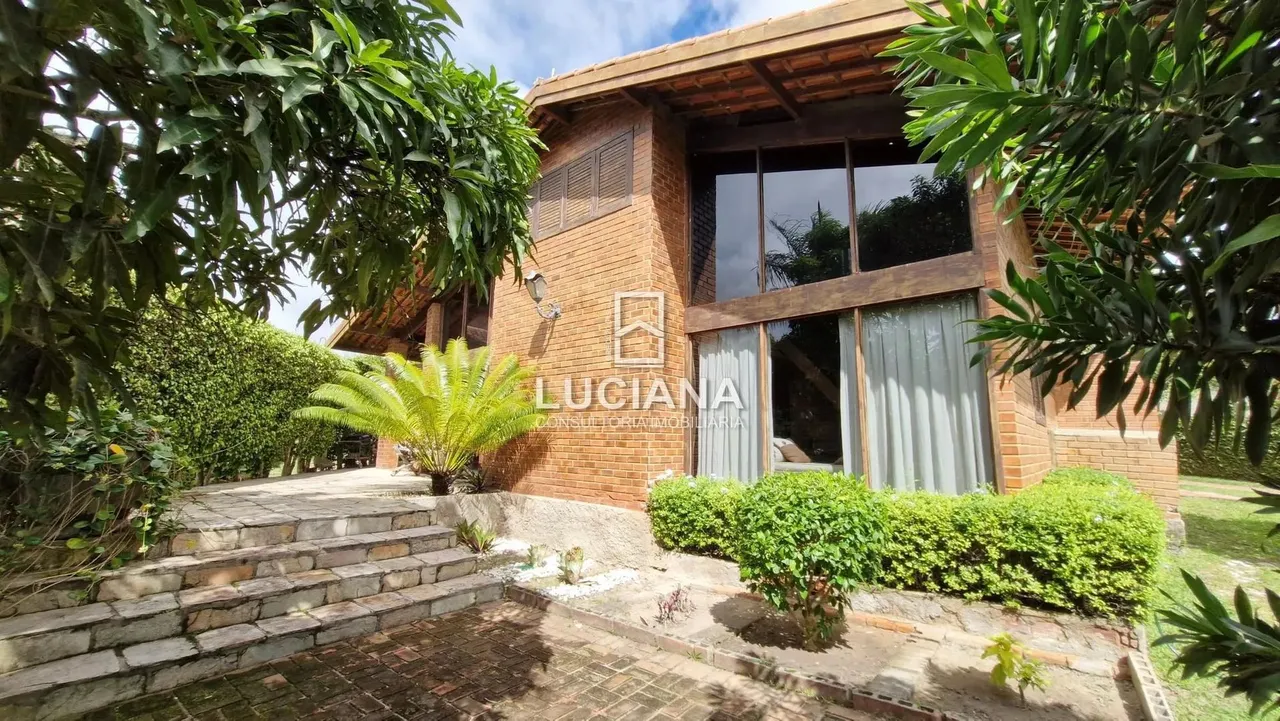 4 Quartos! Casa à venda em Condomínio a 900 metros da BR-232 em Gravatá/PE