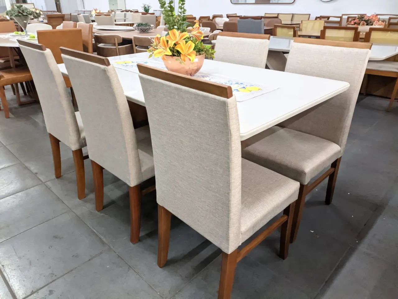 Mesa nova com cadeiras de madeira maciça a pronta entrega  - Foto 5