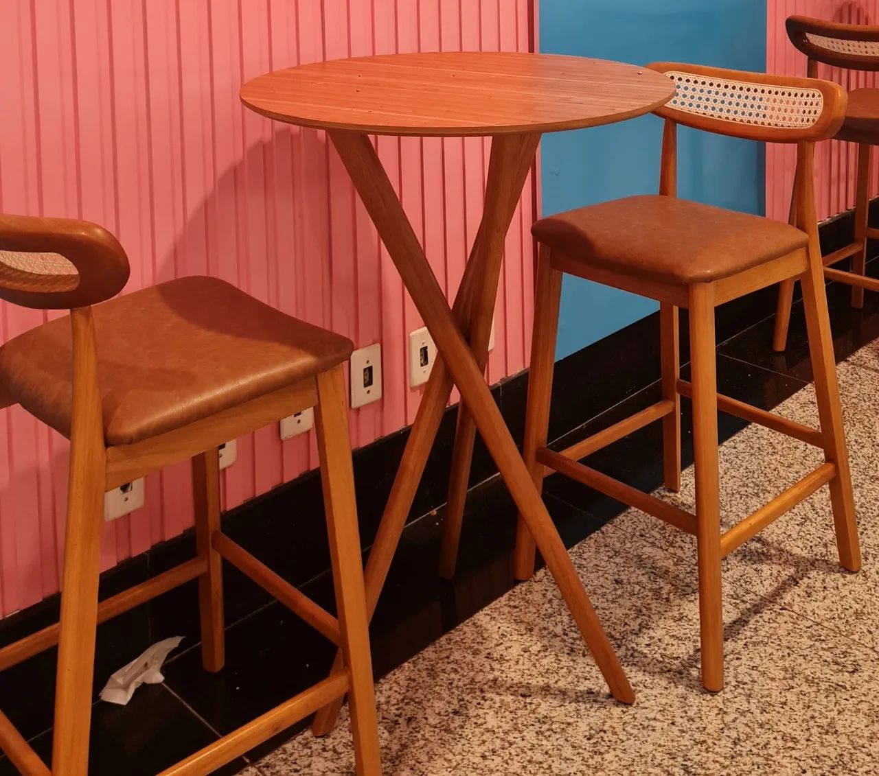 Mesa bistrô + 2 banquetas 