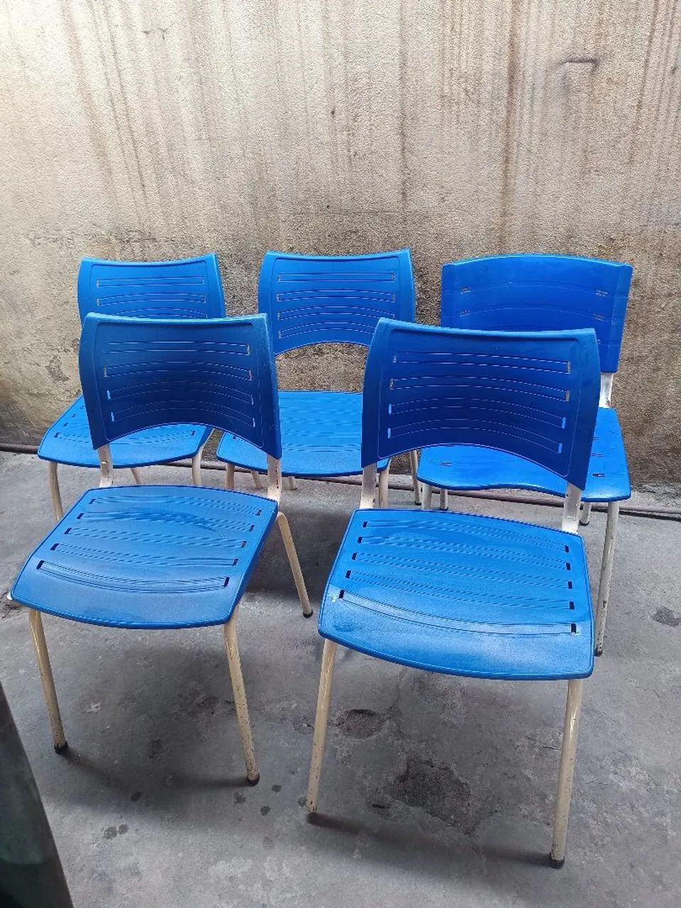 Vendo essas 05 cadeira de plástico 40,00 cada 
