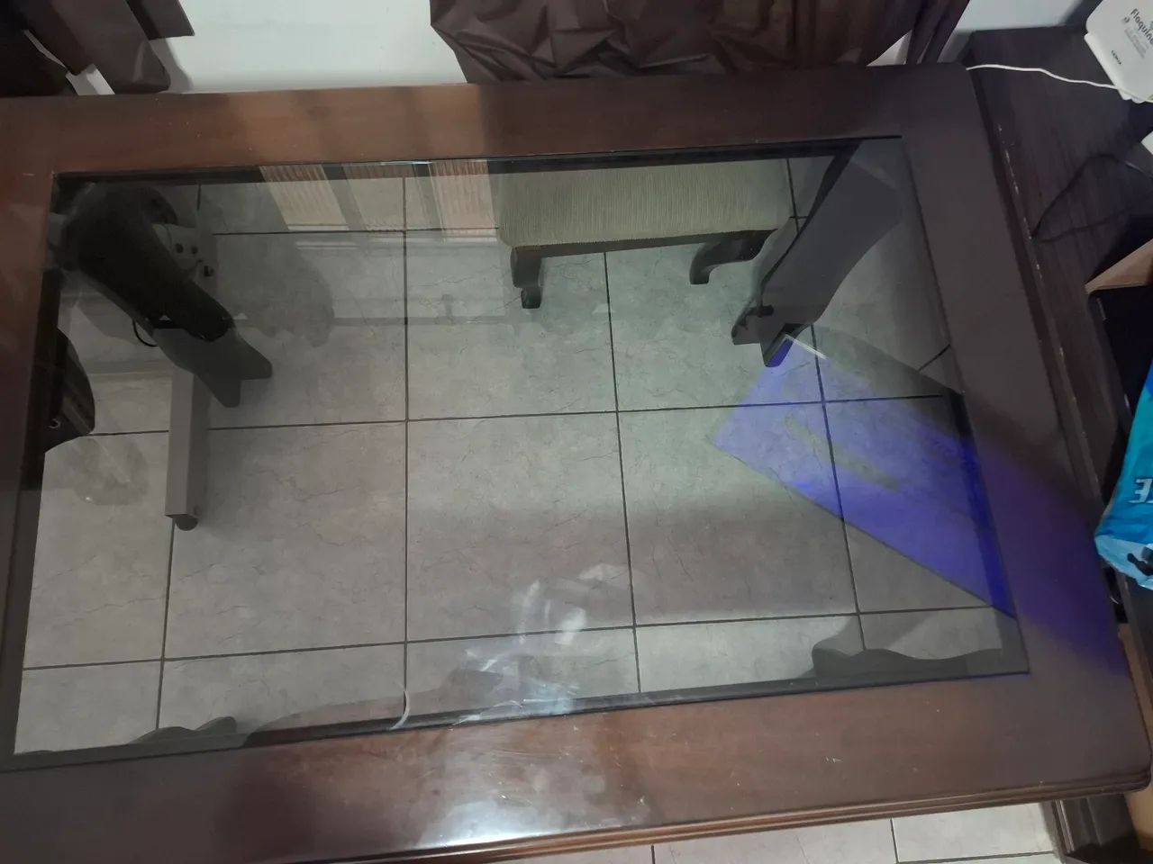 Vendo mesa em madeira maciça com vidro grosso apenas a mesa