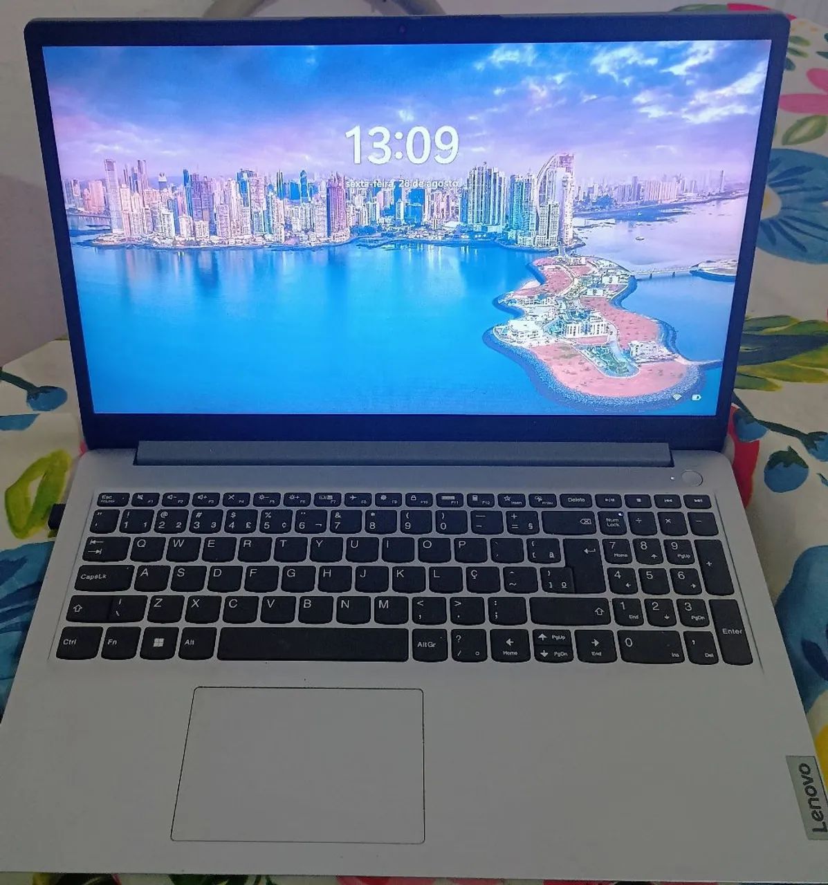 Notebook moderno e pouquíssimo usado.