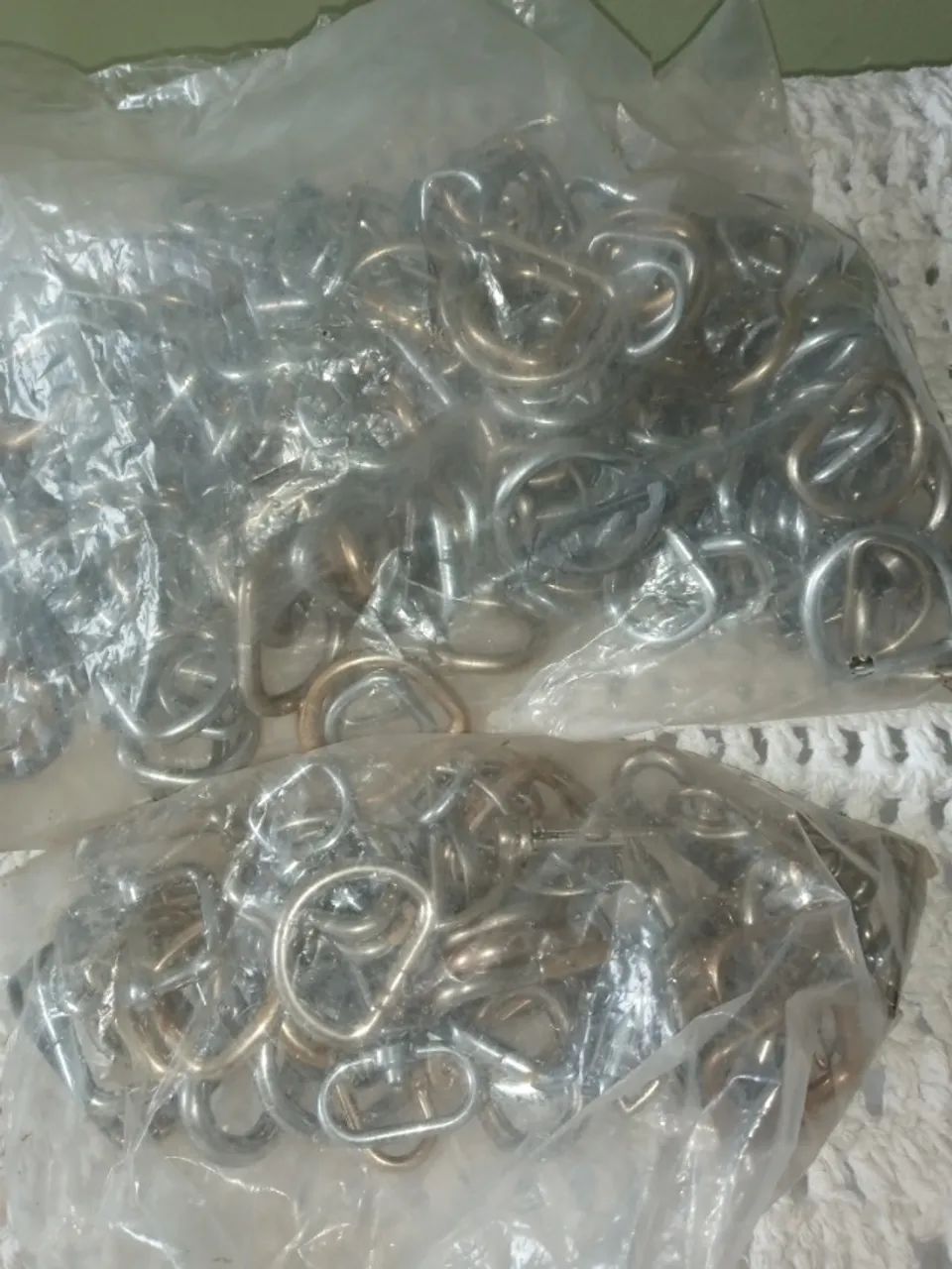 MOSQUETÕES E MEIA ARGOLAS DE FERRO