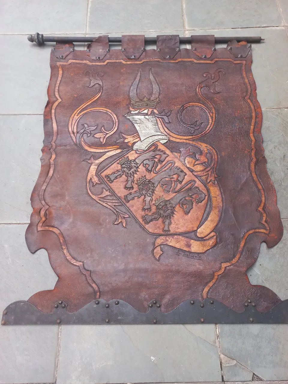 Antigo quadro estandarte estilo Medieval em couro   - Foto 5