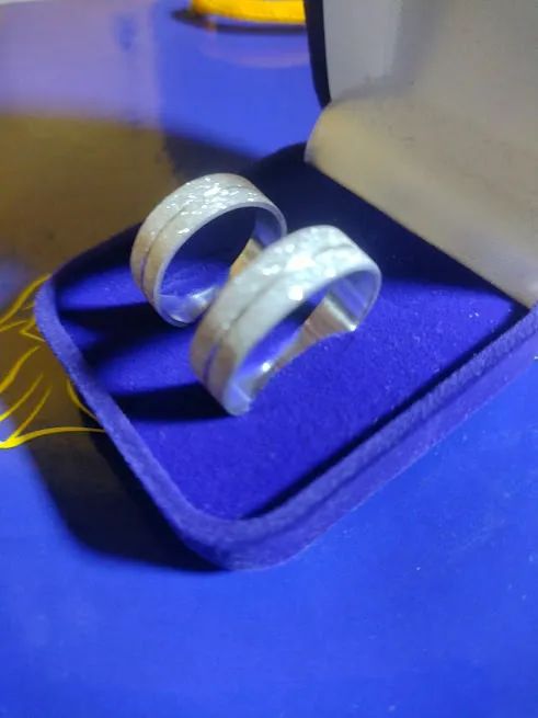 Par Alianças Prata 950 Fosca Com Risco No Meio 6mm - Foto 2