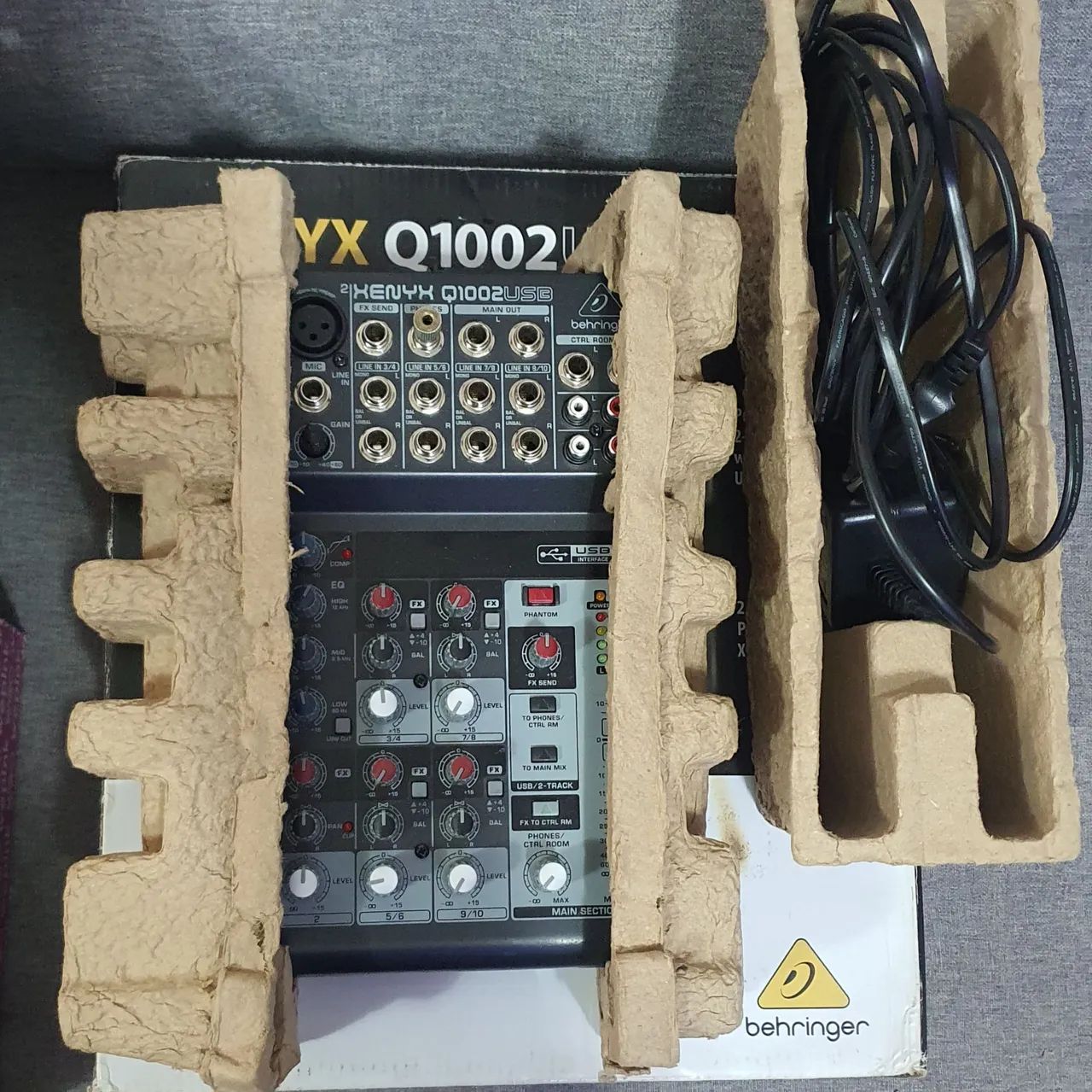 Mesa de som com interface de áudio Behringer Xenyx Q1002 USB 110v