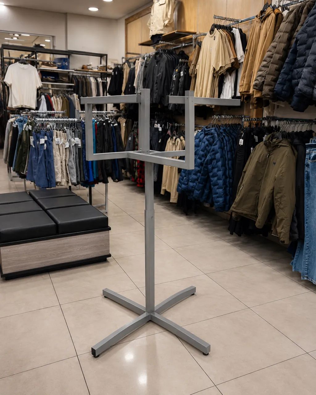 Arara Expositora de Roupas Metálica 4 Braços - Ideal para Loja