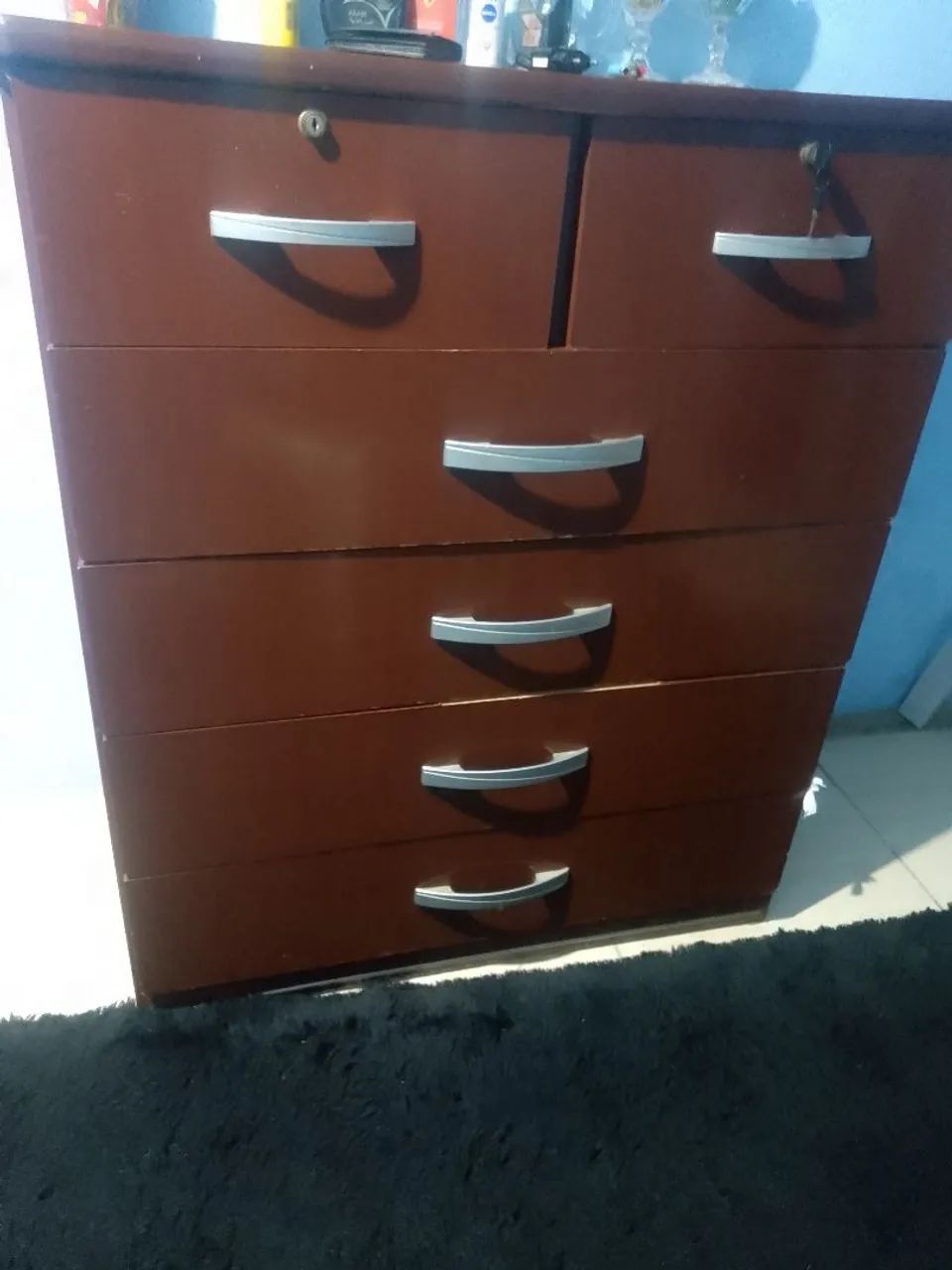 Vendo uma cômoda 6 gavetas sendo 4 de roupas e 2 de objetos pessoas e documentos 