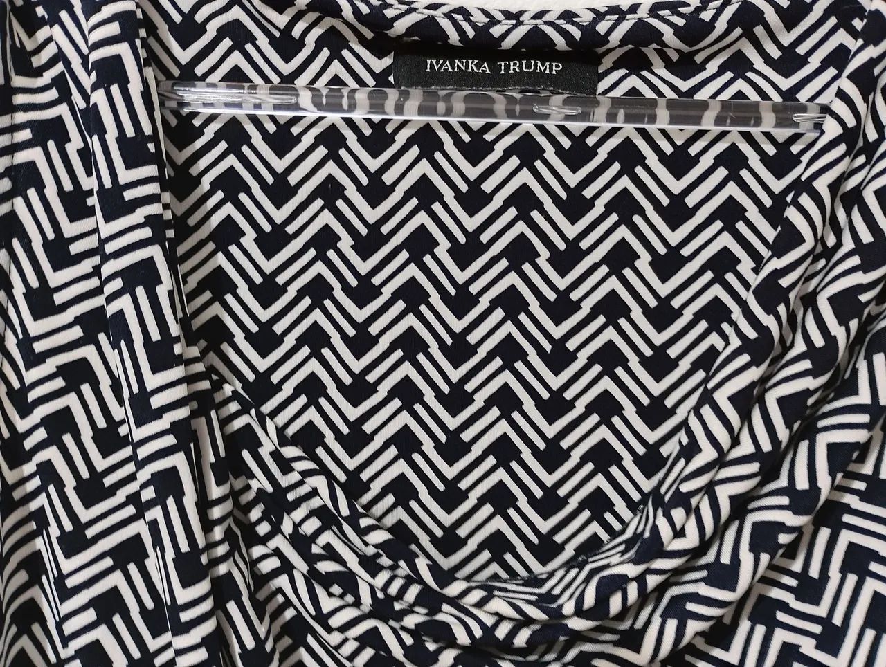 Blusa Ivanka Trump estampado chevron<br>
