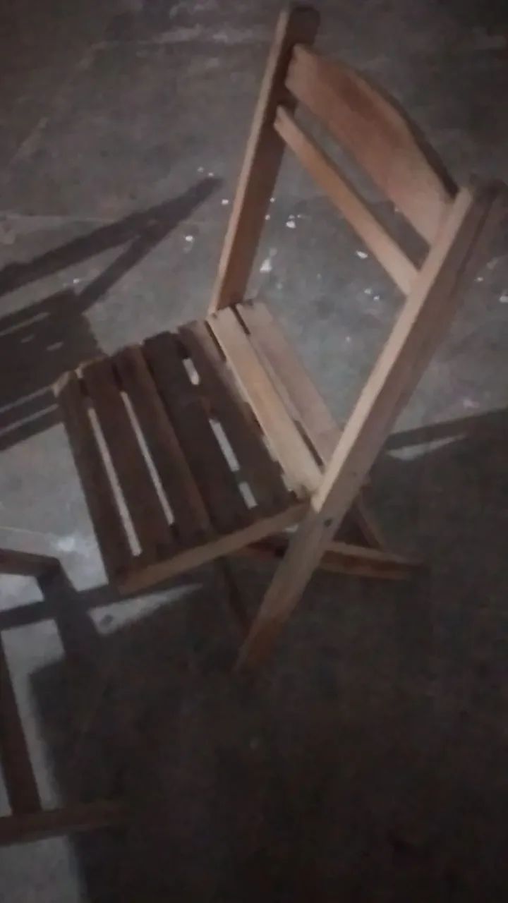 Conjunto de 3 cadeiras com 1 mesa em madeira para bar - Foto 2