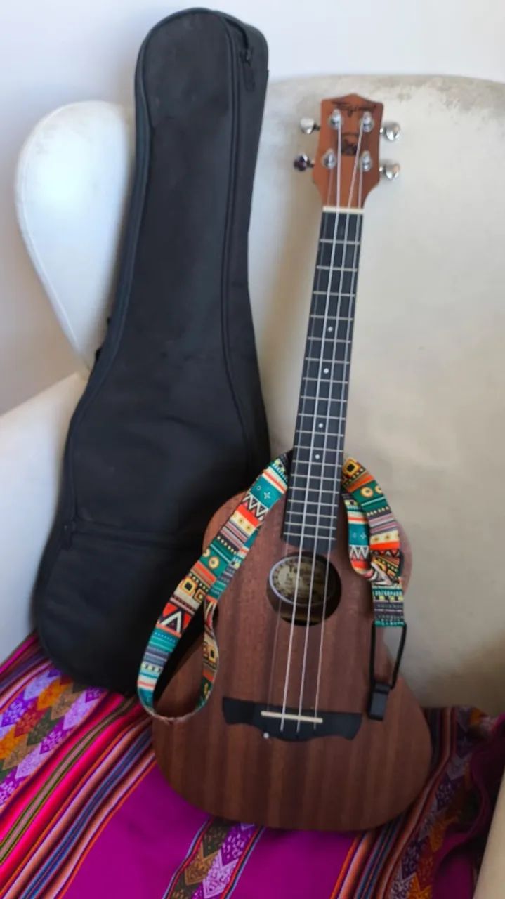 Ukulele Tagima Tenor com acessórios